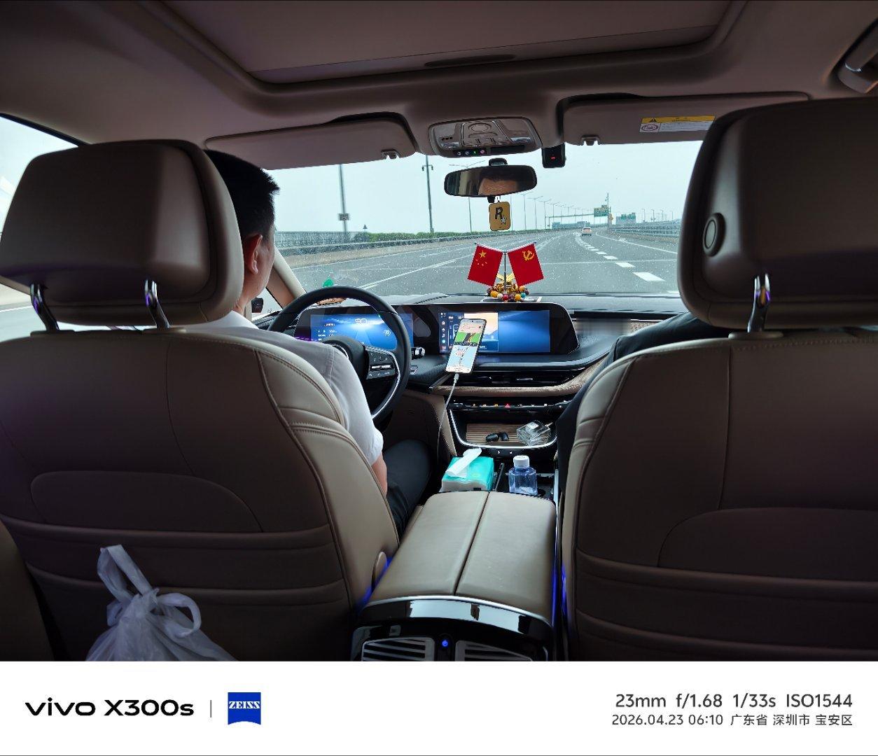 今天五点40起床，6点就出发了，赶早班机回北京，迷迷糊糊的刚才还把茶水打翻了，现