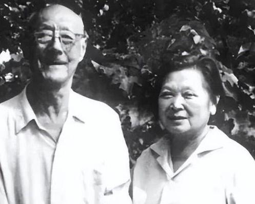 1935年，一妓女恳求37岁张伯驹：“带我走吧！我还是清白之身！”张伯驹为她舍弃