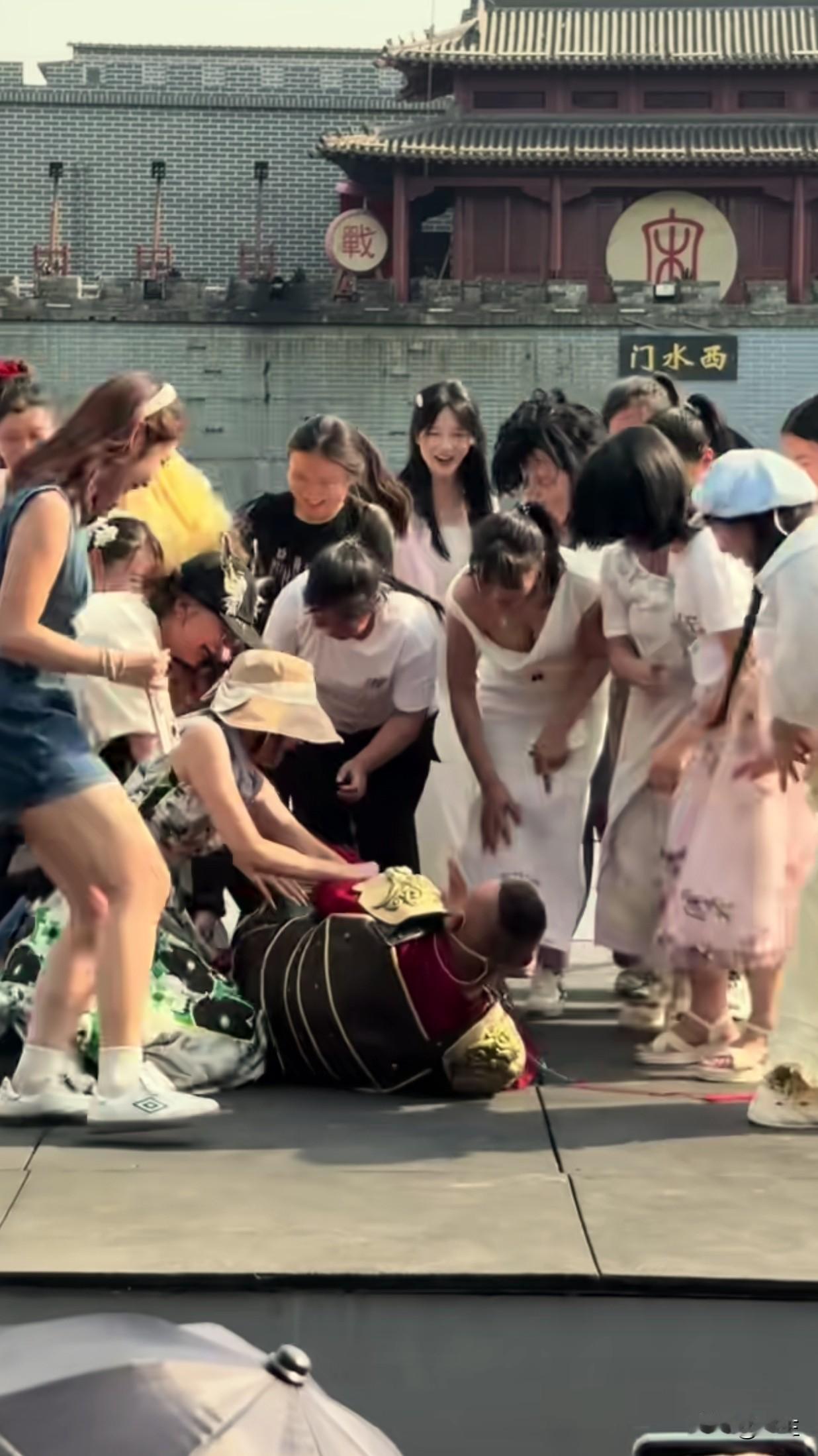 真搞不懂，现在的一些地方弄节目，为什么要这样一帮人去抢东西呢？这是在宣传什么文化