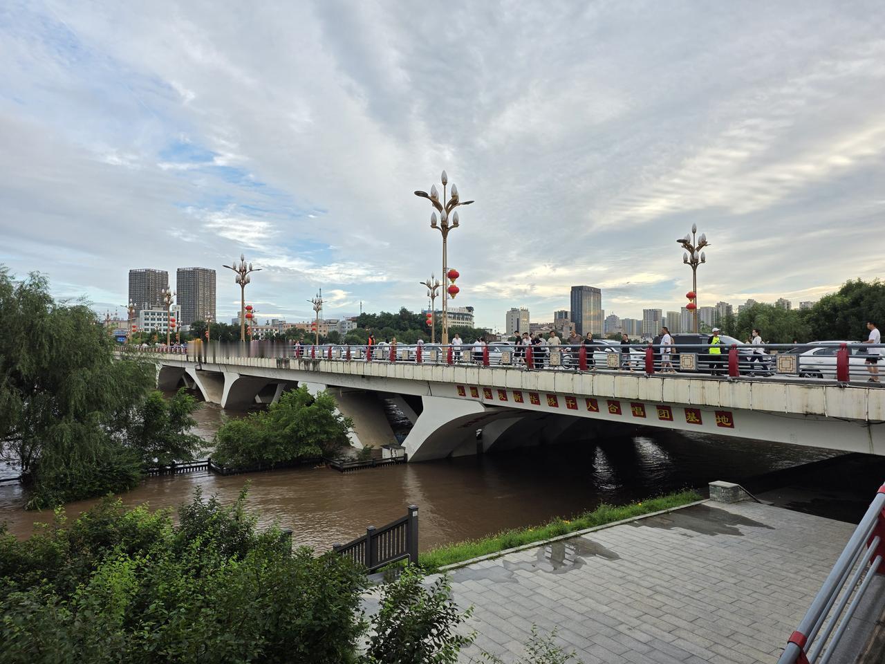 暴雨过后 ，14日下午7点，新华桥下千人大合唱场地水还挺深。