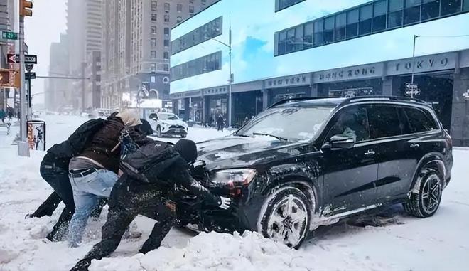 冰雪风暴如同一记重锤，从美国北部一路砸向中南部，22个州接连宣布进入紧急状态。市