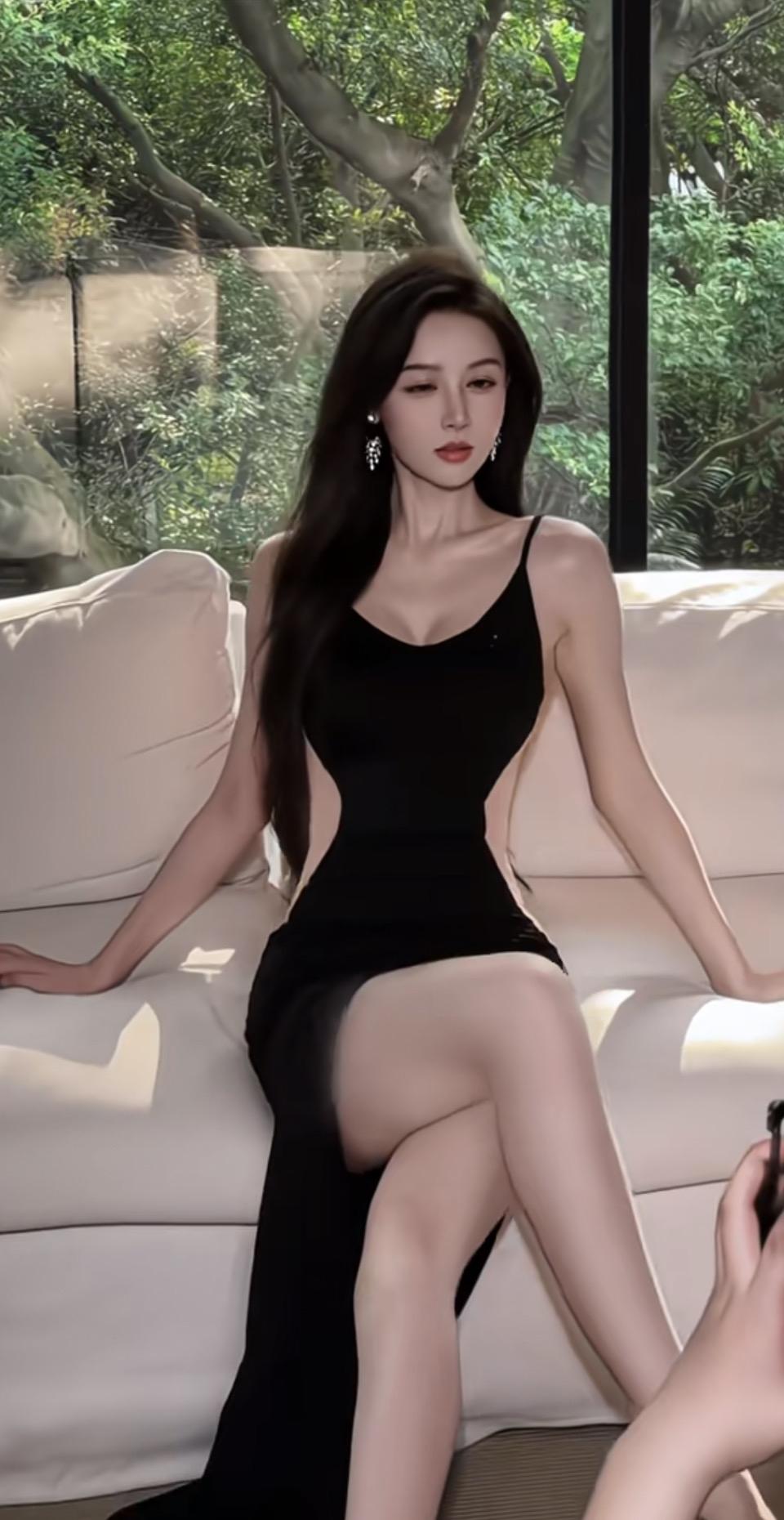 优雅黑裙，静谧时光，绿意环绕的午后，静享美好。
