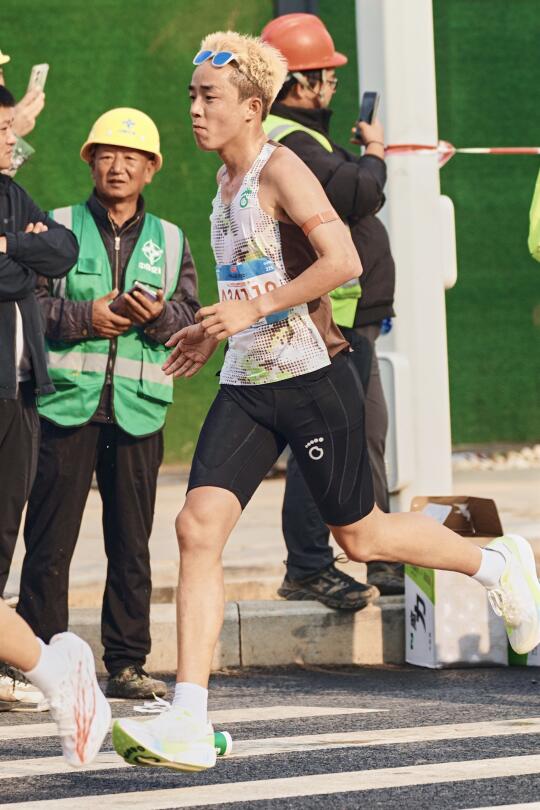 嘴里含着一口胶，差点没咽下去…