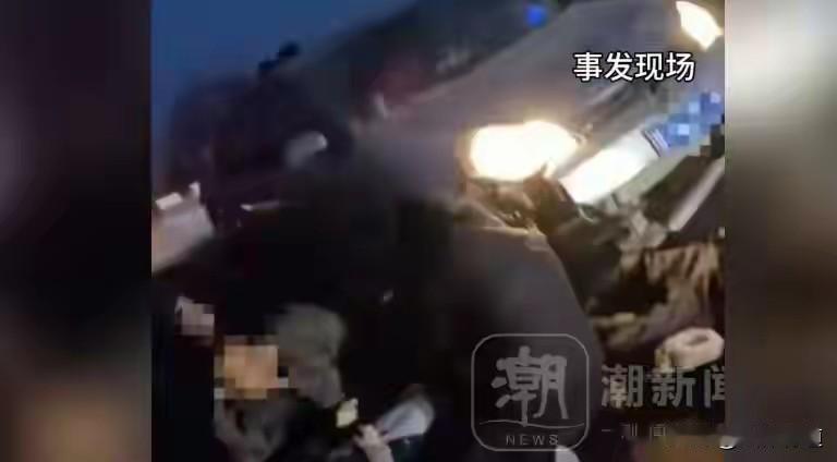 公路祭祖遭冲撞致2死多伤：习俗不能违法，安全不容漠视。
 
大年初三本是阖家团圆