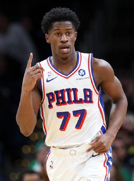 76人真的就是后卫的天堂！
根据数据统计，埃奇库姆近三战场均出战 39.1 分钟