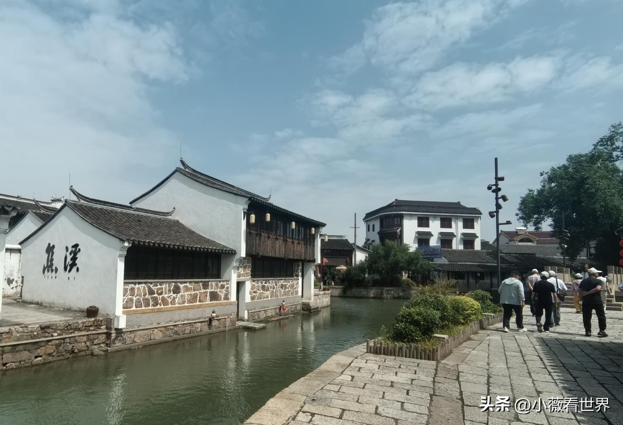 老街旧巷，青石板路，白墙黛瓦，写满岁月悠长。焦溪古镇，我们来啦！

她是一座有着