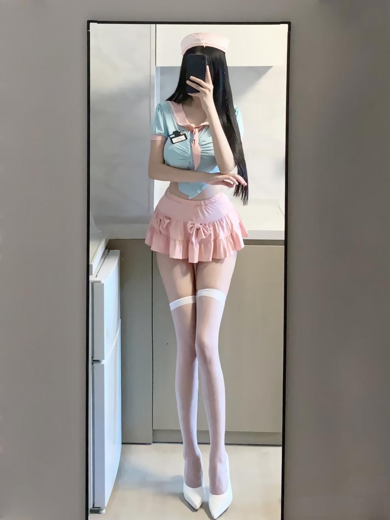 镜前佳人
蓝衫粉袂映娇容，镜里佳人韵万重。
长发如丝添雅态，玉腿似玉立亭松。
袜