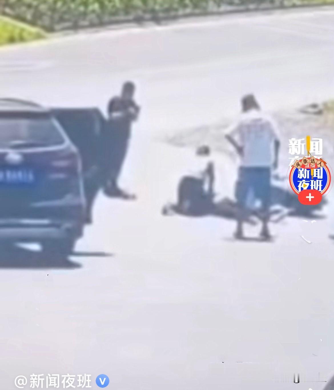 近日，湖南安化马路上一名男子骑着电动车在路上正常行驶，谁都没没料到意外突发，他突