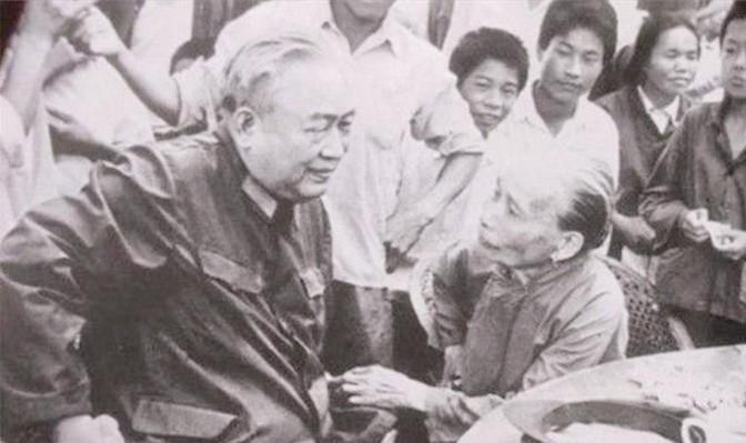 1983年，总政主任余秋里中将回乡探亲，弟弟却避之不见。村长亲自来请，讲：“财发