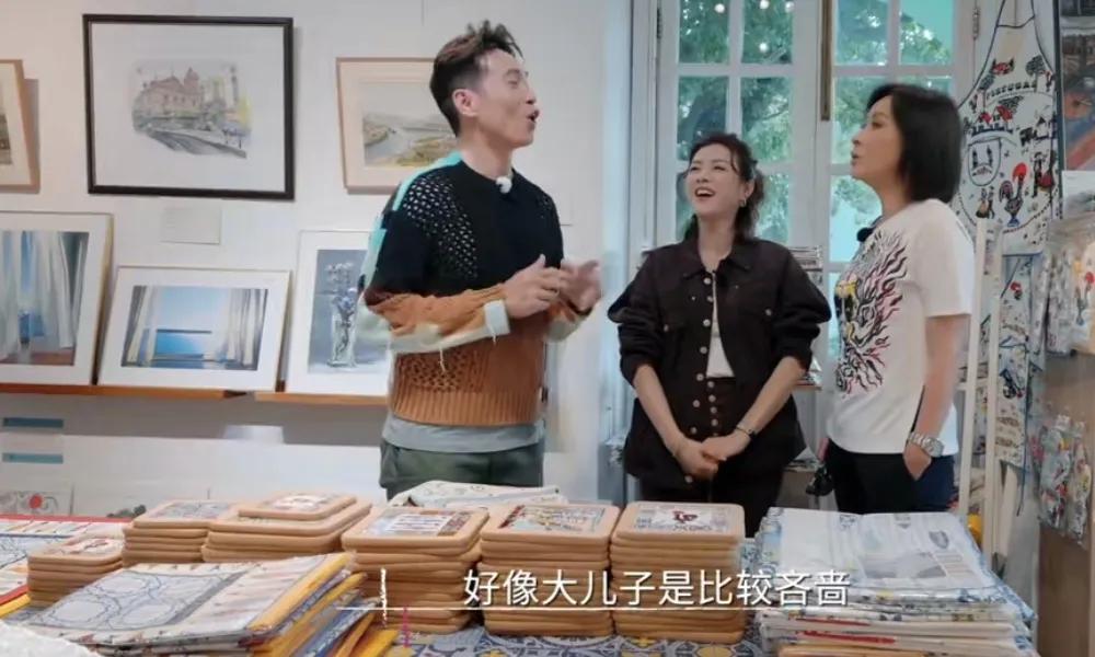 陈豪陈茵薇谈育儿，旅游的时候，就会给孩子一点点零花钱，让他们自己去挑想要的纪念品