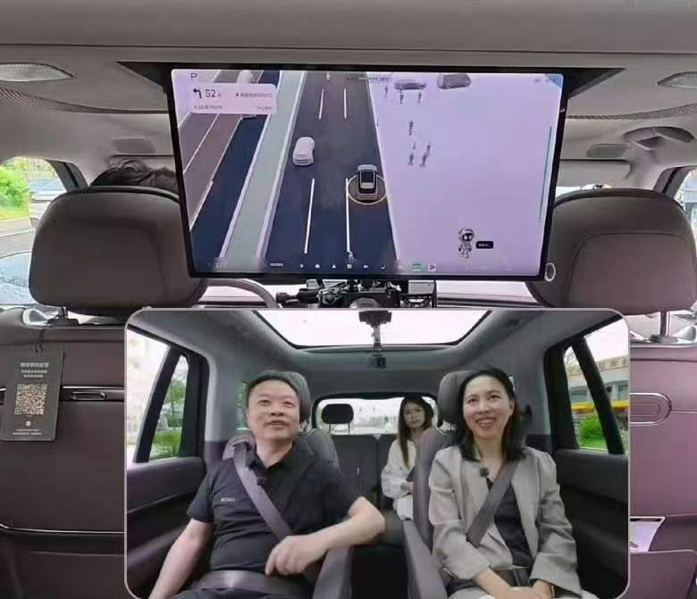 何小鹏完成Robotaxi第一单以后打车都快不用司机了！何小鹏自己当了小鹏无人出