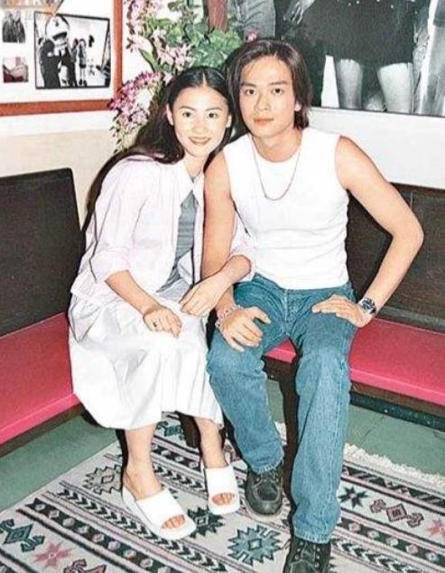 1999年，张柏芝与陈晓东恋爱了，两人花900万买了栋豪宅住一起，一年不到，两人
