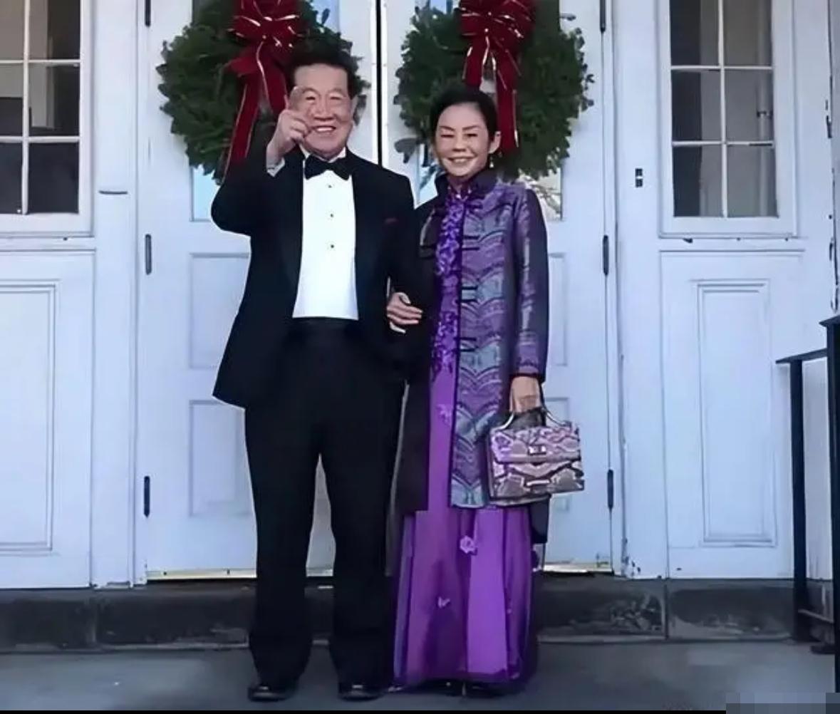 现在看来，蒋霞萍对李昌钰的陪伴，确实不是一时兴起。

两人早因美国华侨活动相识，