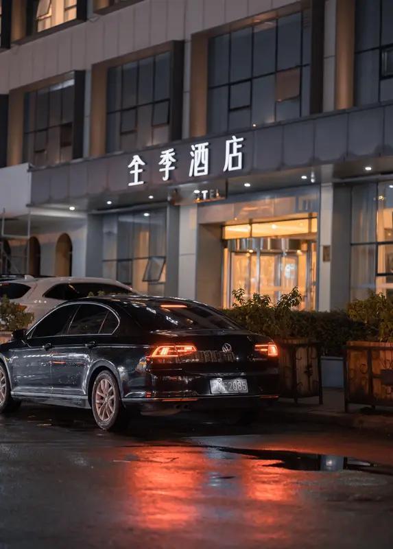 网友在大连街头偶遇“全李酒店”，还以为是“全季酒店”的“季”字被风吹掉一撇，这脑