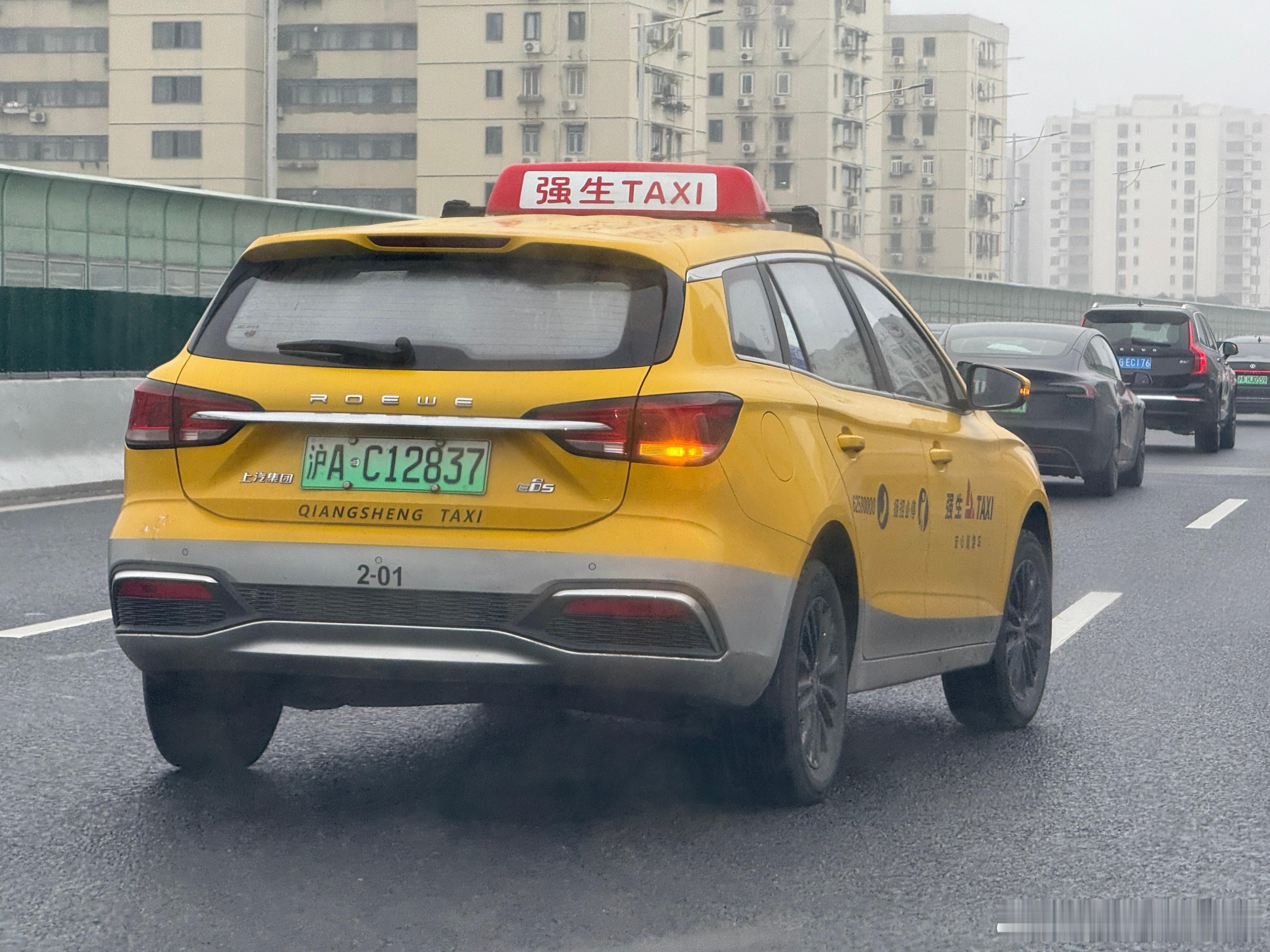 我小时候千禧年初的强生是有点偏金的黄色配白色顶灯，我不懂为什么现在要搞一个番茄炒