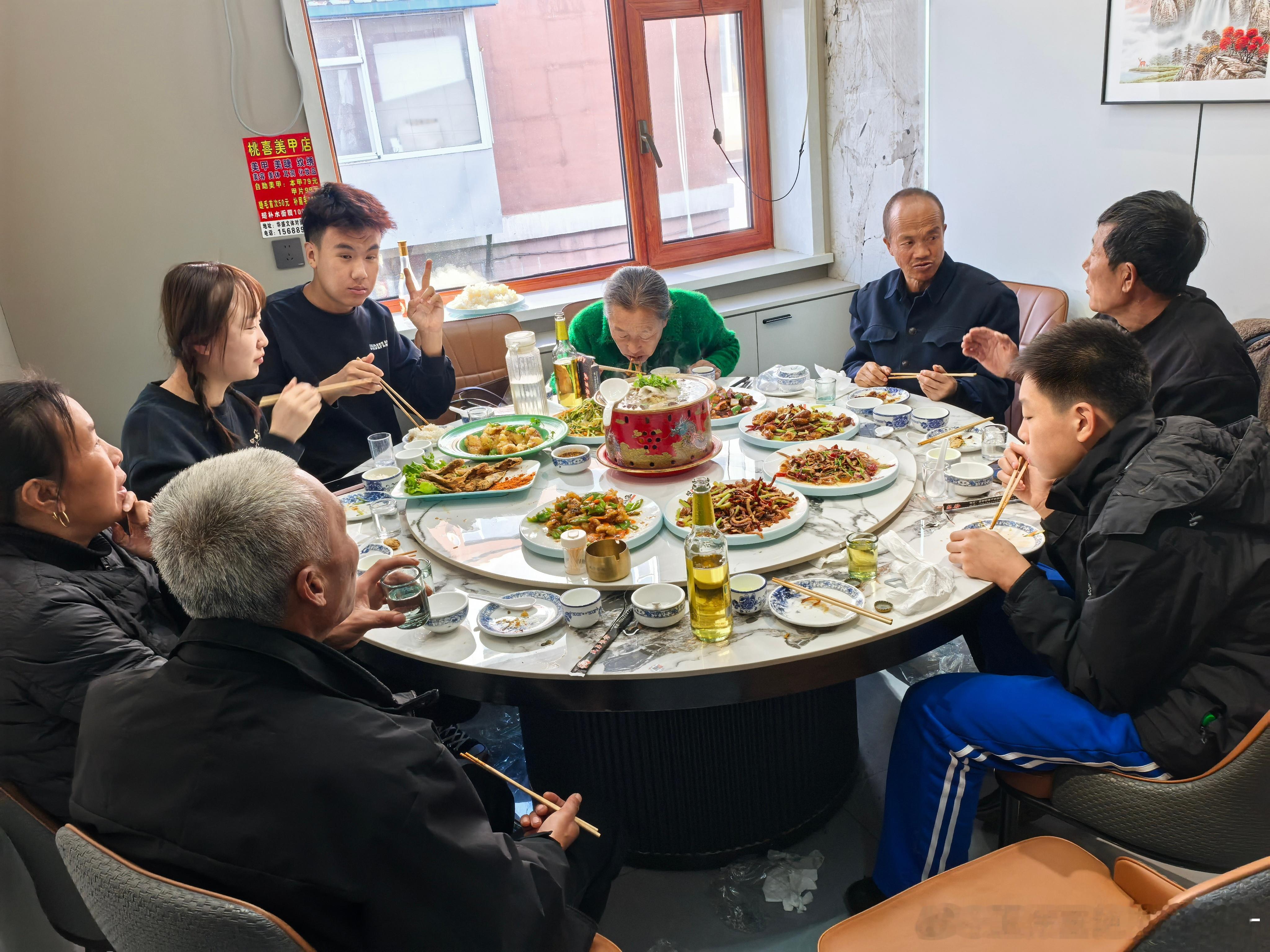 老爸离开一周年了，祭奠完老爸，家里人一起吃顿饭，还是家乡的菜好吃。  ​​​
