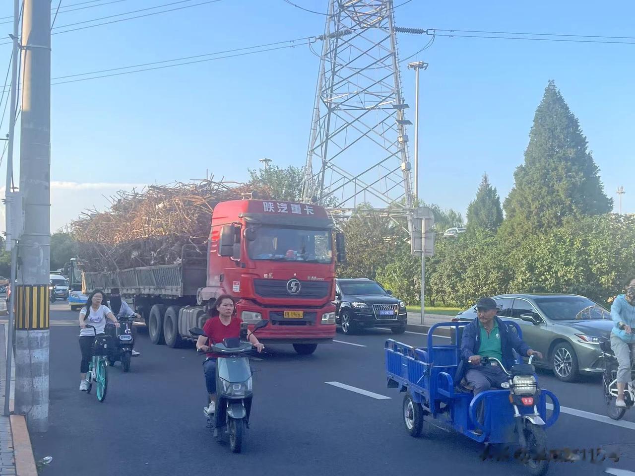 北京晚高峰的西四环辅路，一辆拉满废旧钢筋的大货车缓缓驶出废品回收站，在拥堵的车流