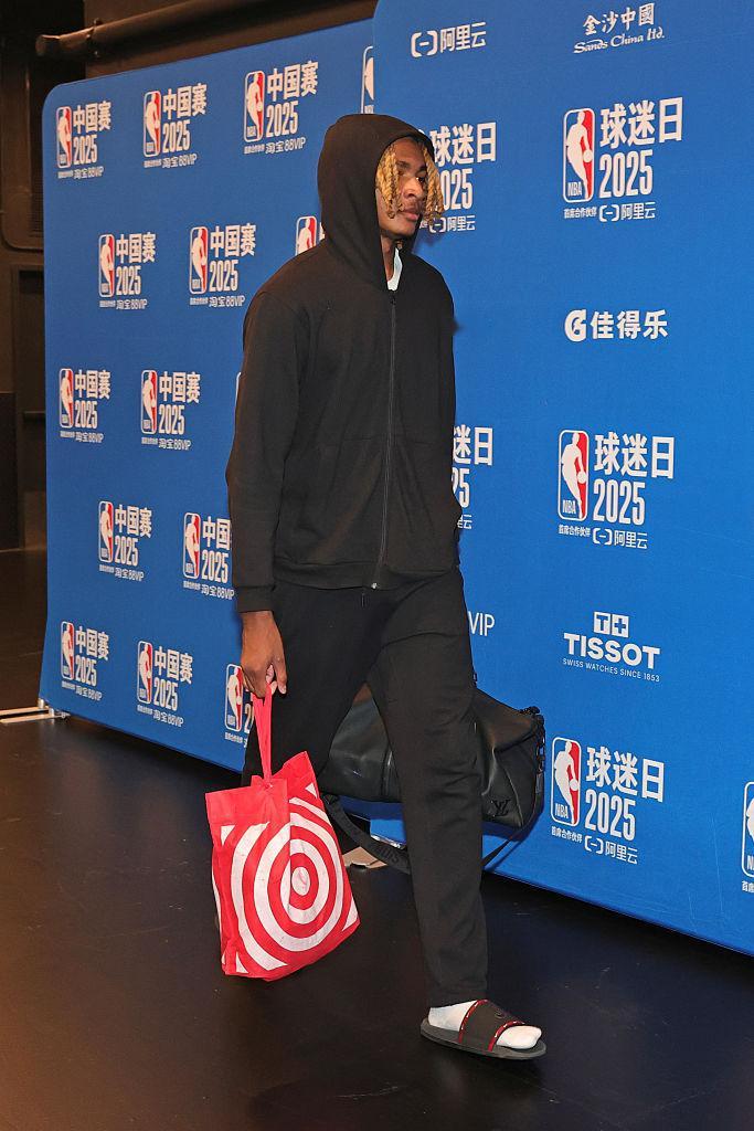 这场中国赛结束后球员们会直接启程回美国，所以都是大包小包带着行李来到球馆 篮网v