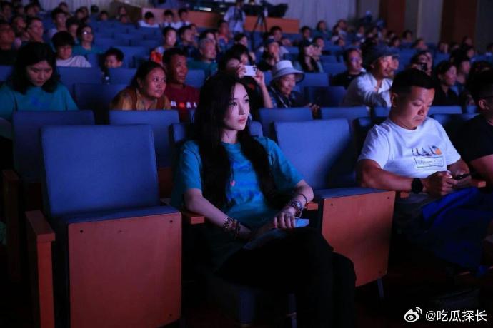 李亚鹏带李嫣参加嫣然天使活动 李亚鹏带李嫣参加嫣然天使活动，19岁大美女啦~李亚