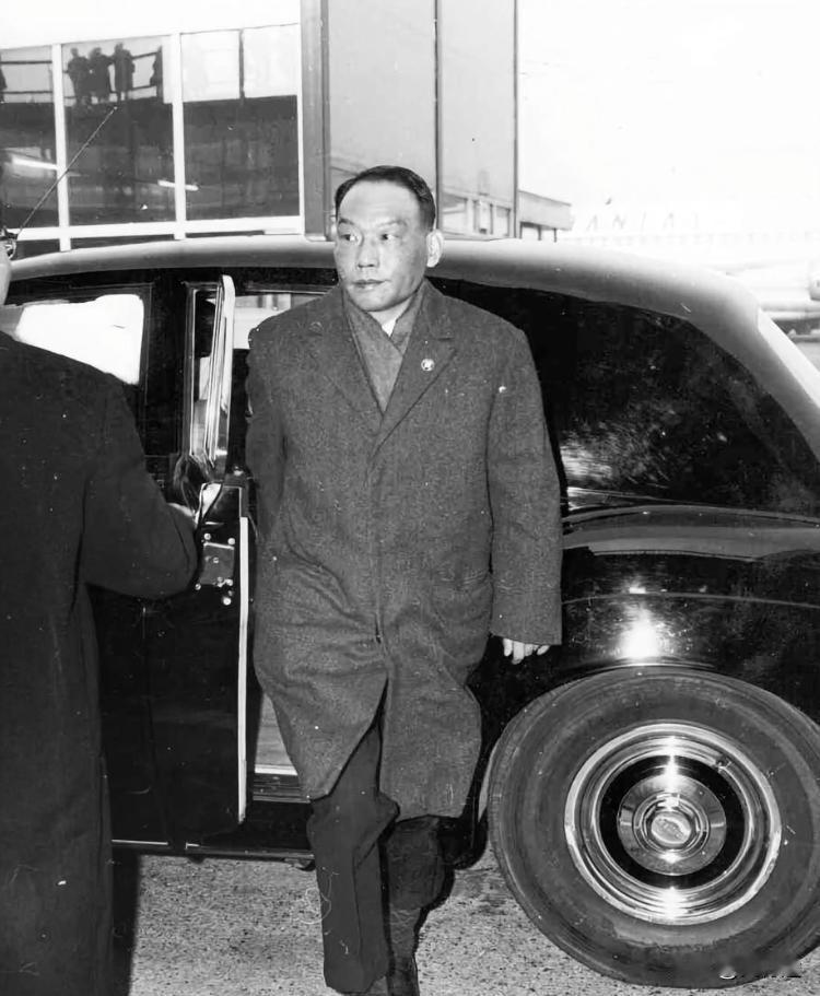 1967年，熊向晖从英国回国参加“文化大革命”前夕

一九六七年一月，熊向晖从英
