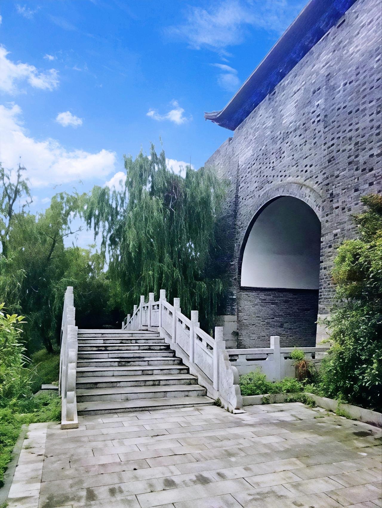 南京人好不容易熬过黏糊糊的梅雨季，以为能松口气，结果高温黄色预警就来了！“@南京