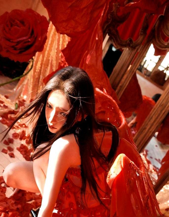 娱乐圈最残酷的折叠，不在资本酒局，而是在四十度高温的闷棚里。
 
导演指着程潇的