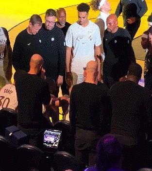 德雷蒙德·格林一离开球场，勇士的进攻每分钟能多拿6.5分。
这不是假设，是昨晚精