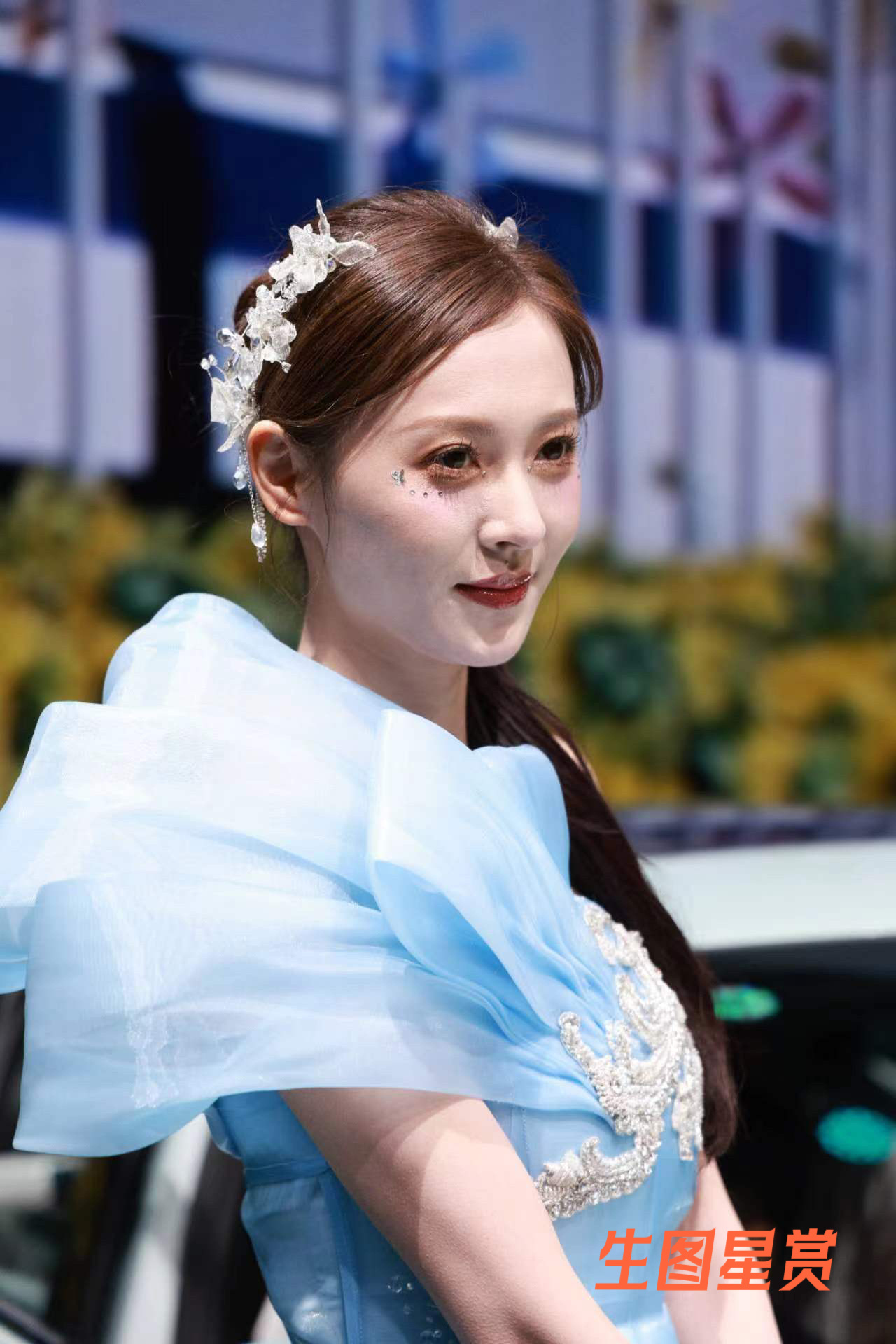 网红车模小龙鼠闪耀深圳车展，新中式礼裙妆造，女神范儿尽显💙👗 ​​​
