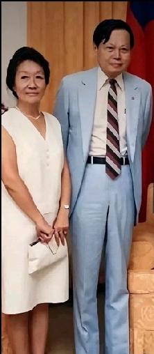 这是杨振宁和妻子杜致礼的合影照片。
从这张照片看，杨振宁个子很高，头发乌黑浓密，