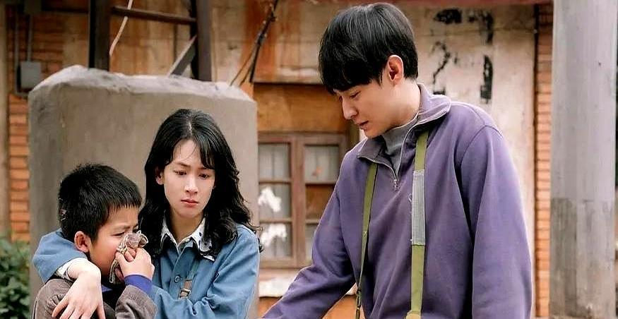 继子闻着屋里飘出的烧鸡味，眼珠子发红，指着当姑姑的破口大骂老姑娘。苏小曼眼泪吧嗒