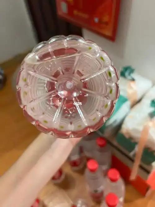 为什么矿泉水瓶底部都有一个凹进去的小坑？
不是为了偷工减料少装水，这个设计涉及力
