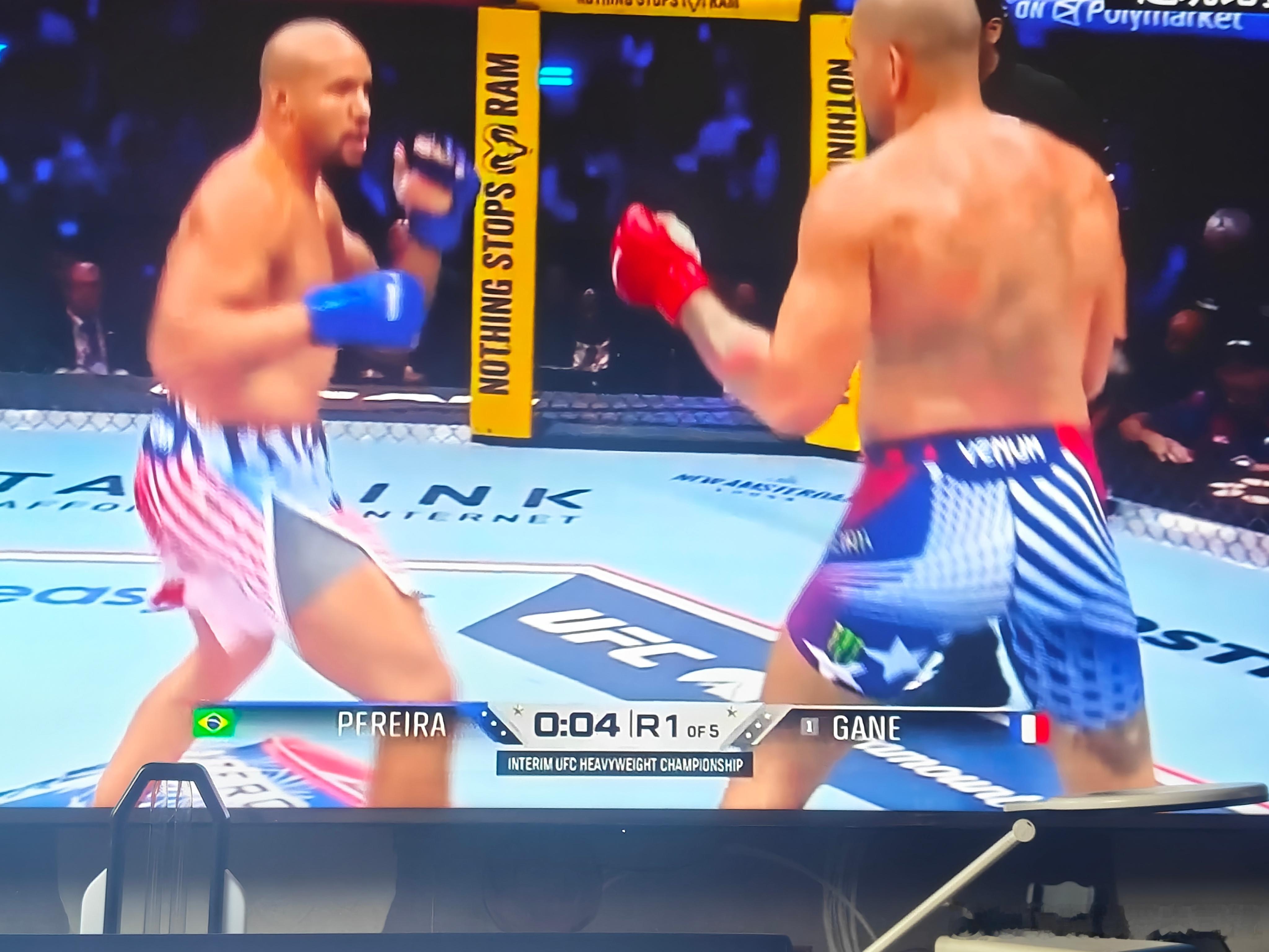 ufc250 佩雷拉没当场晕过去就算能力超强了，输得不委屈。佩三冠王的传奇没实现