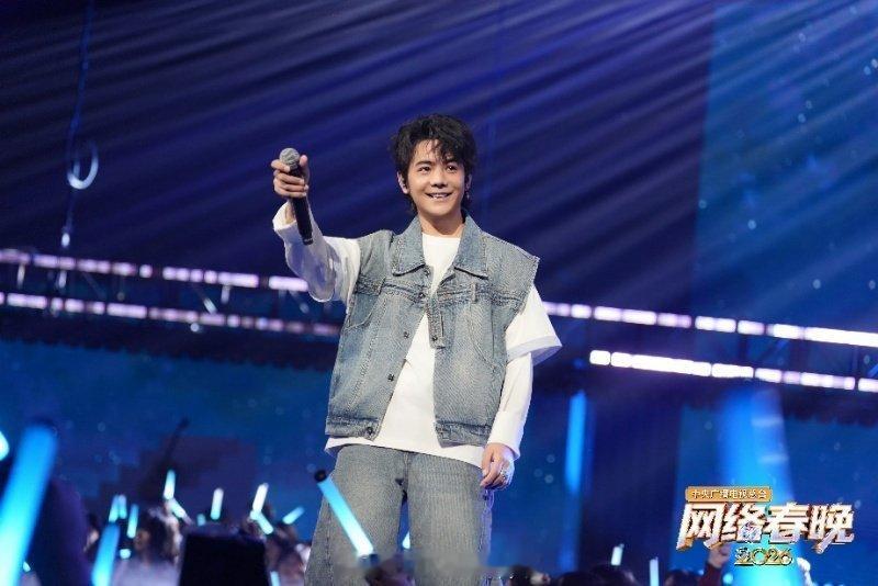 丁真 理塘rapper第一人网晚舞台惊喜拉满！丁真直接爆改rapper，标志性清