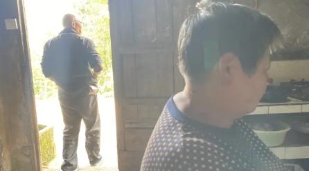 贵州山区42岁的男人陈树，被妻子当众扇了一巴掌后，整整十年没跟妻子说过一句话。家