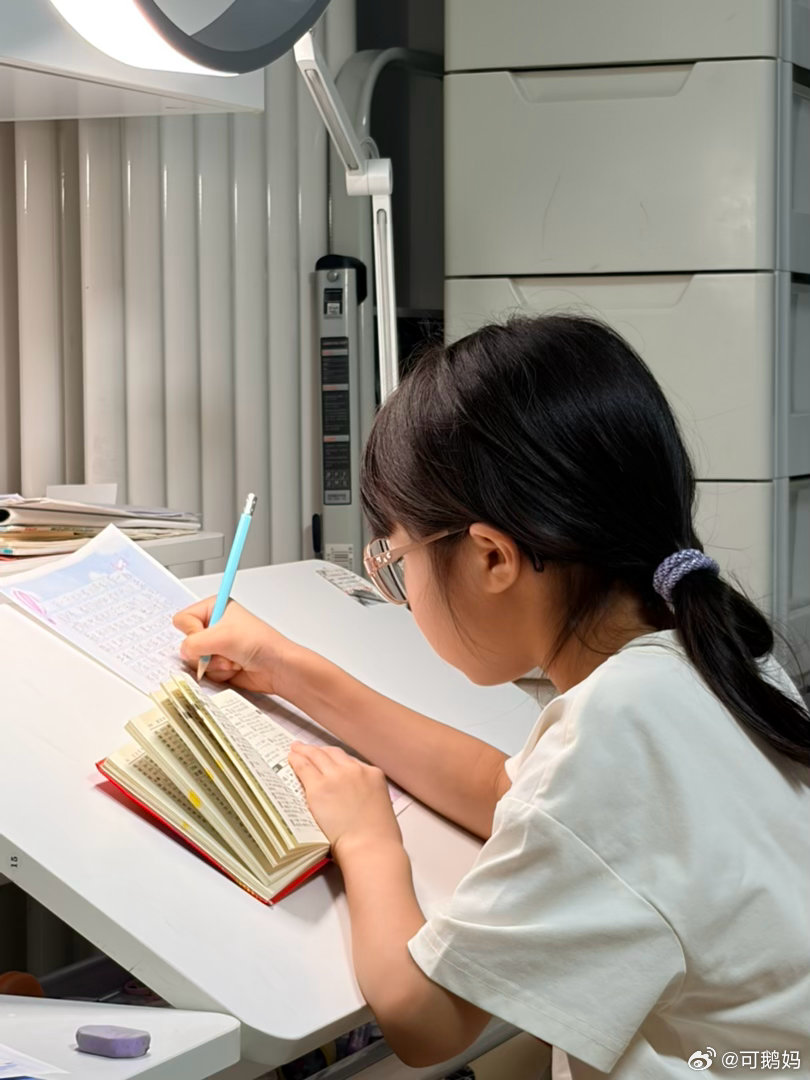 三年级不让用拼音了，老老实实查字典中。 