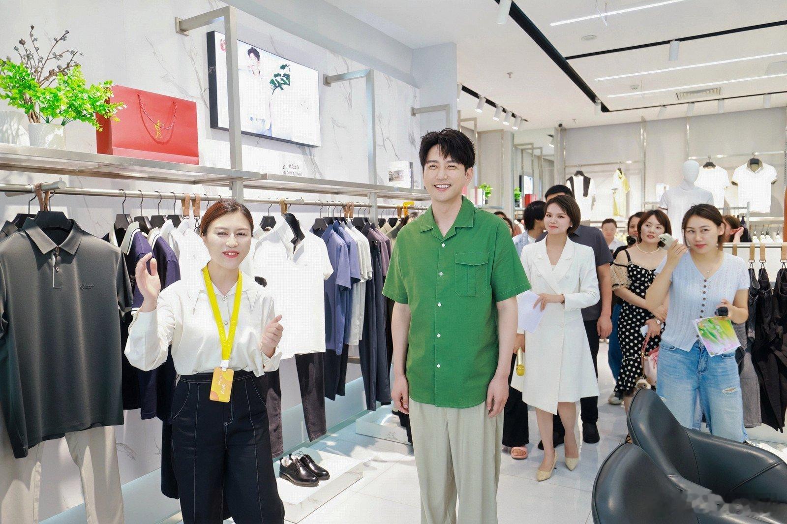 王仁君成功接班唐国强儒雅风骨与品牌同频，才子早早锁定王仁君。这份提前布局的眼光太