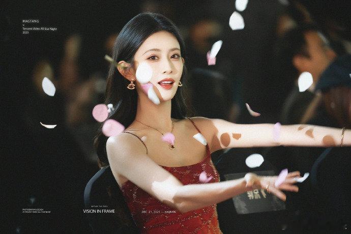 王鹤棣孟子义同框骑马救命！王鹤棣孟子义同框骑马路透，好伟大的两张脸，hi6 快播