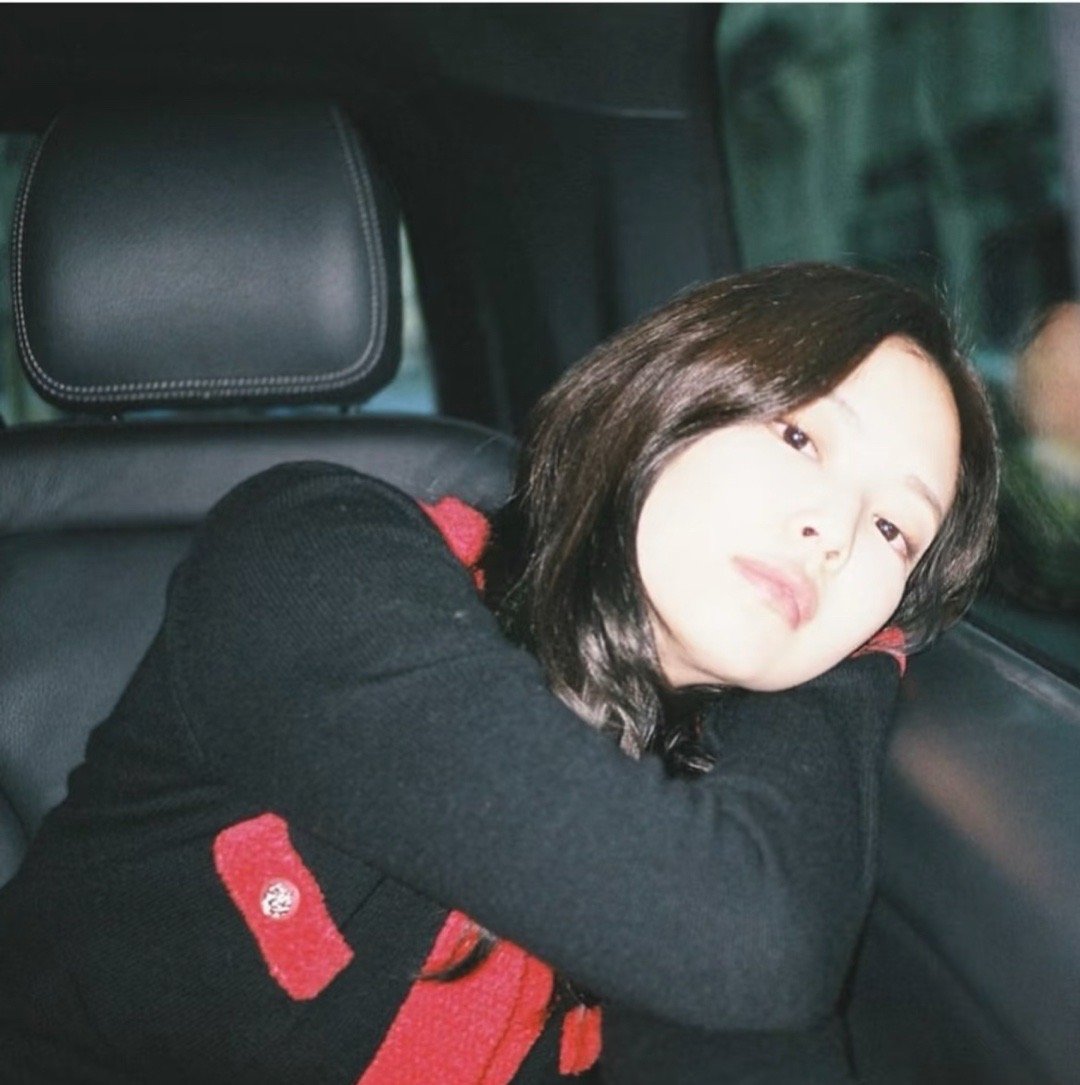 这是Jennie还是辛芷蕾两个人都是猫系，都是香奈儿喜欢的长相。请问图中哪些是j