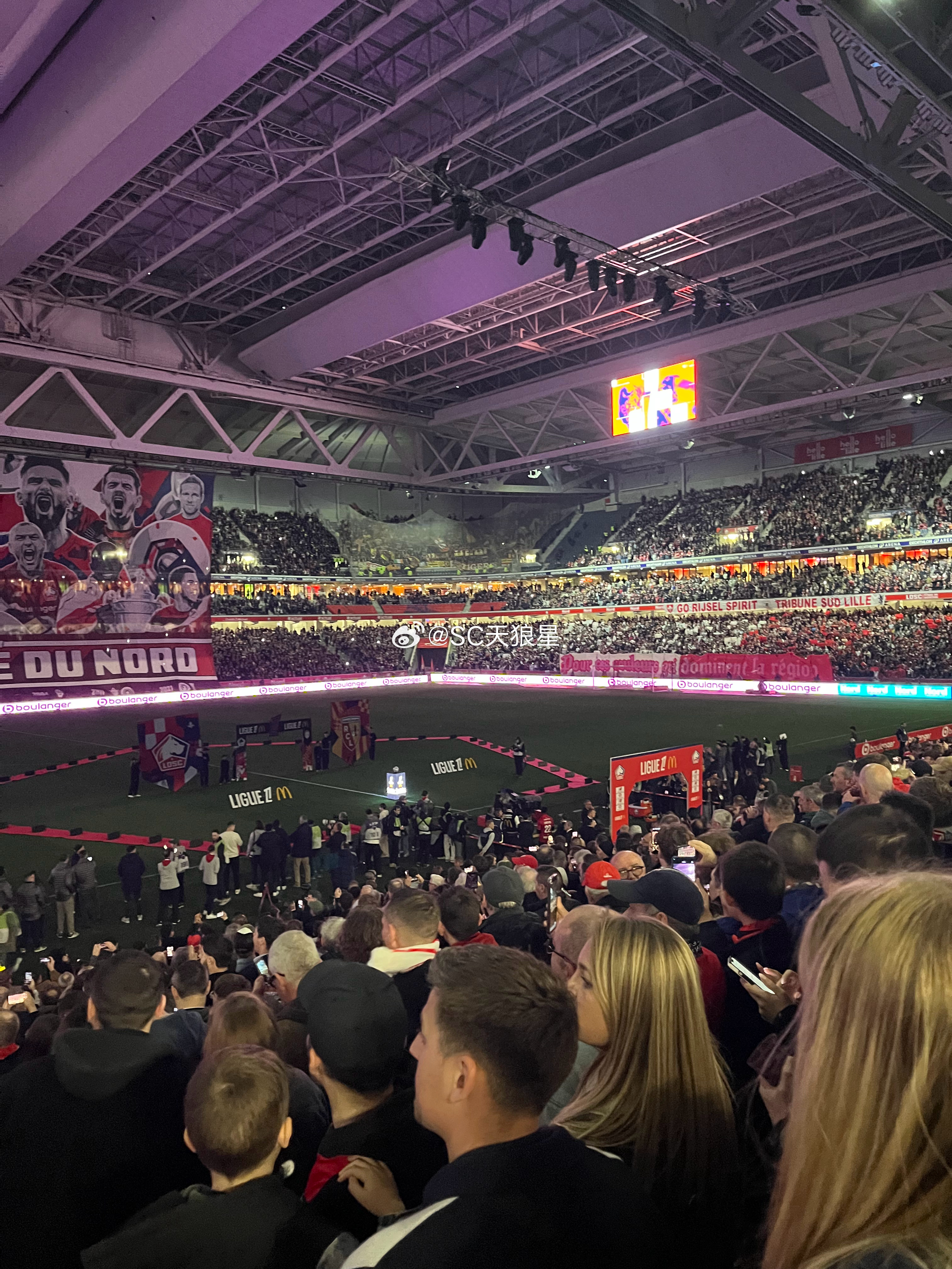 过来看法甲了，里尔vs朗斯德比战 全场爆满。法甲 法国·里尔大体育场公寓郁金香酒