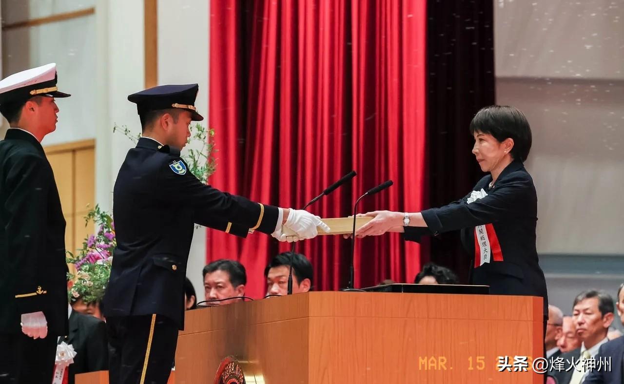 日本首相高市早苗3月14日发文说：“今天，我出席了防卫大学校的毕业典礼及任职宣誓