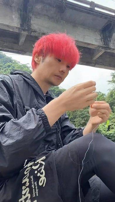 笑翻了！李荣浩直播钓鱼手机落水，10 万网友全程围观

4 月 21 日下午，李