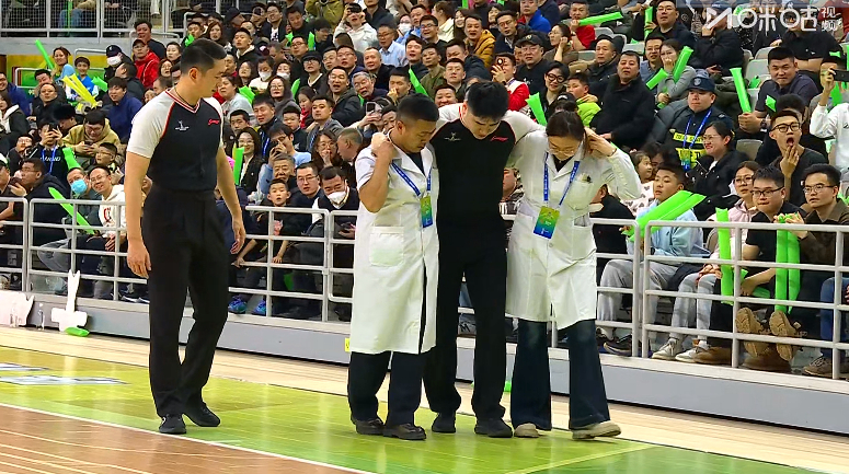 今天这比赛。裁判跑着跑着把跟腱拉伤了。。。。。。看了一下裁判信息，34号是李津老