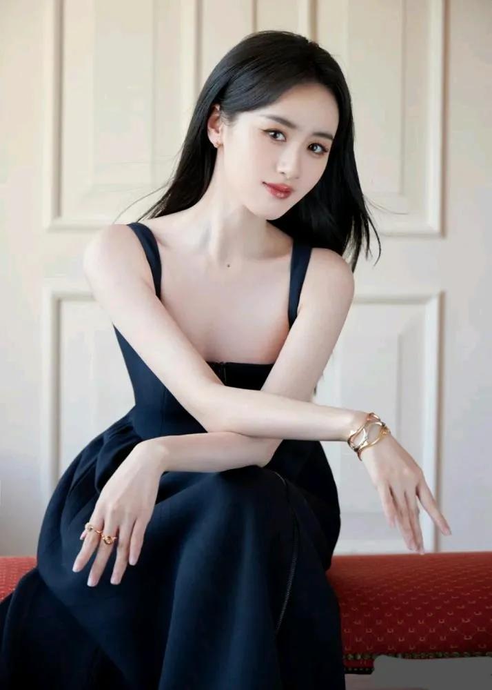 袁冰妍一袭黑色吊带长裙，尽显温柔优雅姿态。