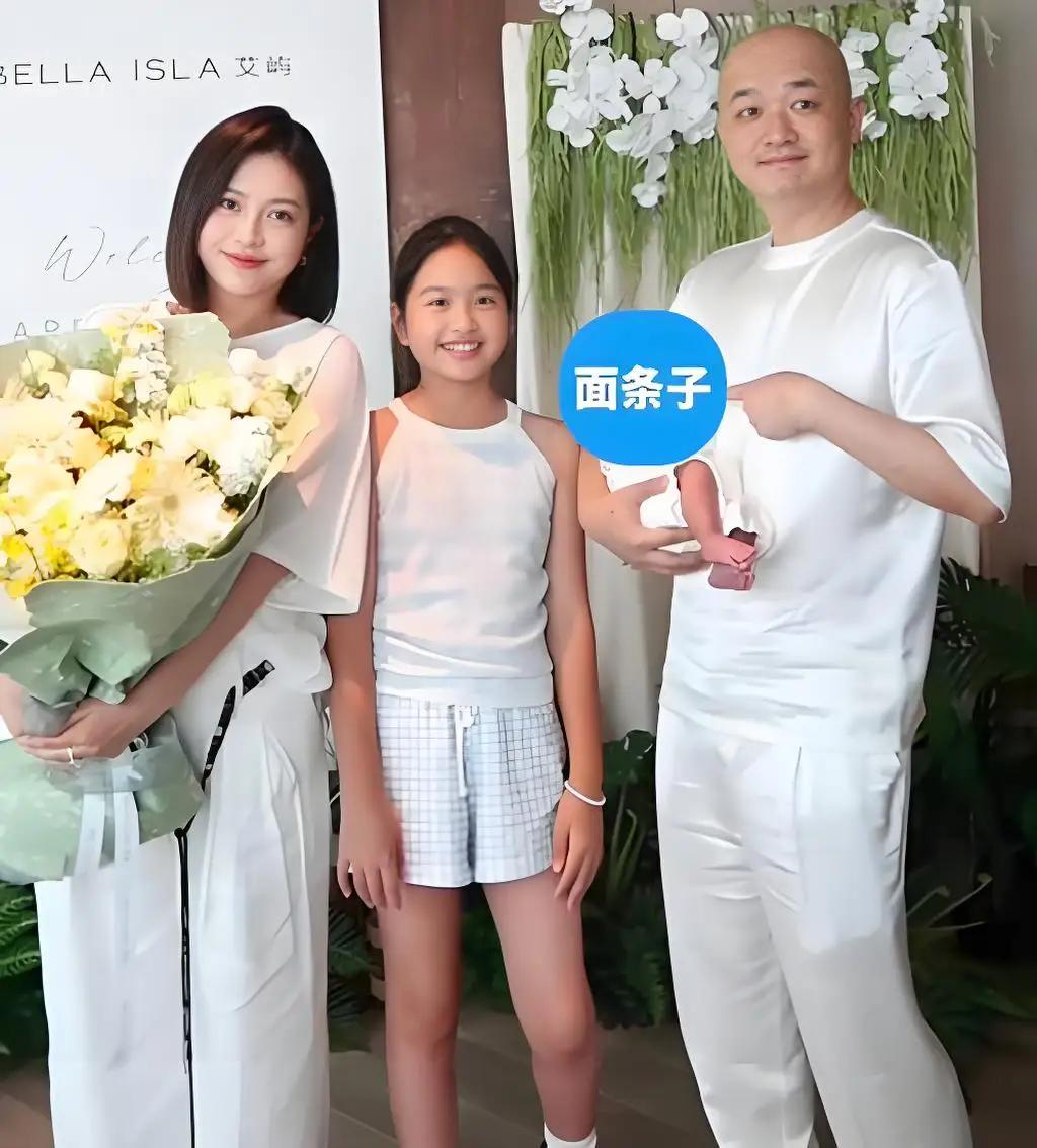 包贝尔有没有出轨我不知道，但有一件事几乎可以笃定，包贝尔很难真正离开包文婧。
 