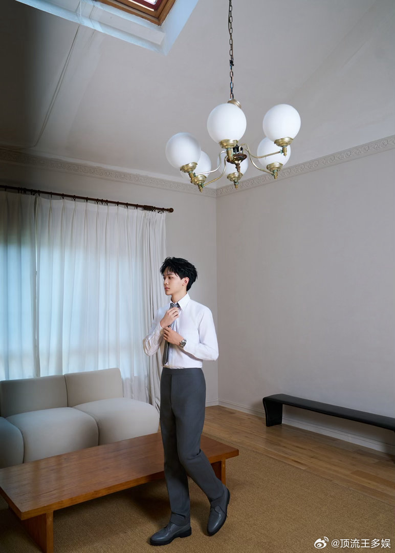 梁家桐18岁和西装的适配度好高梁二强从小孩长成了老公谁被梁家桐这套西装造型惊艳，