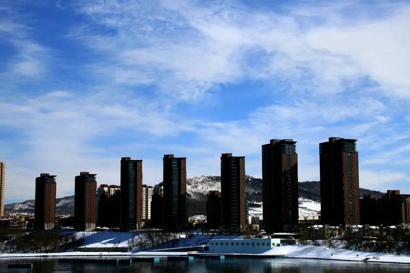 如诗四季，山色湖光皆入眼
似锦千年，水碧映霞鱼鸟欢