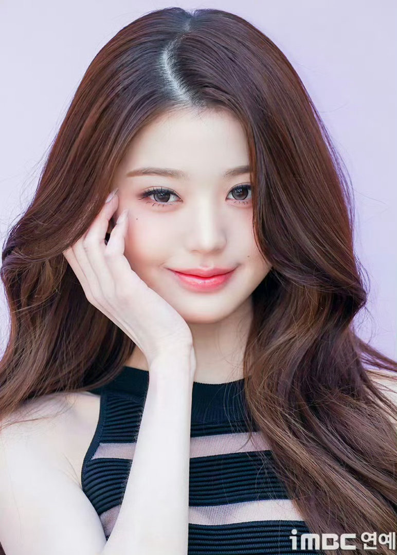 张元英发缝连发缝都要拿出来讨论，张元英一直都很精致不管是造型还是仪态都很在线