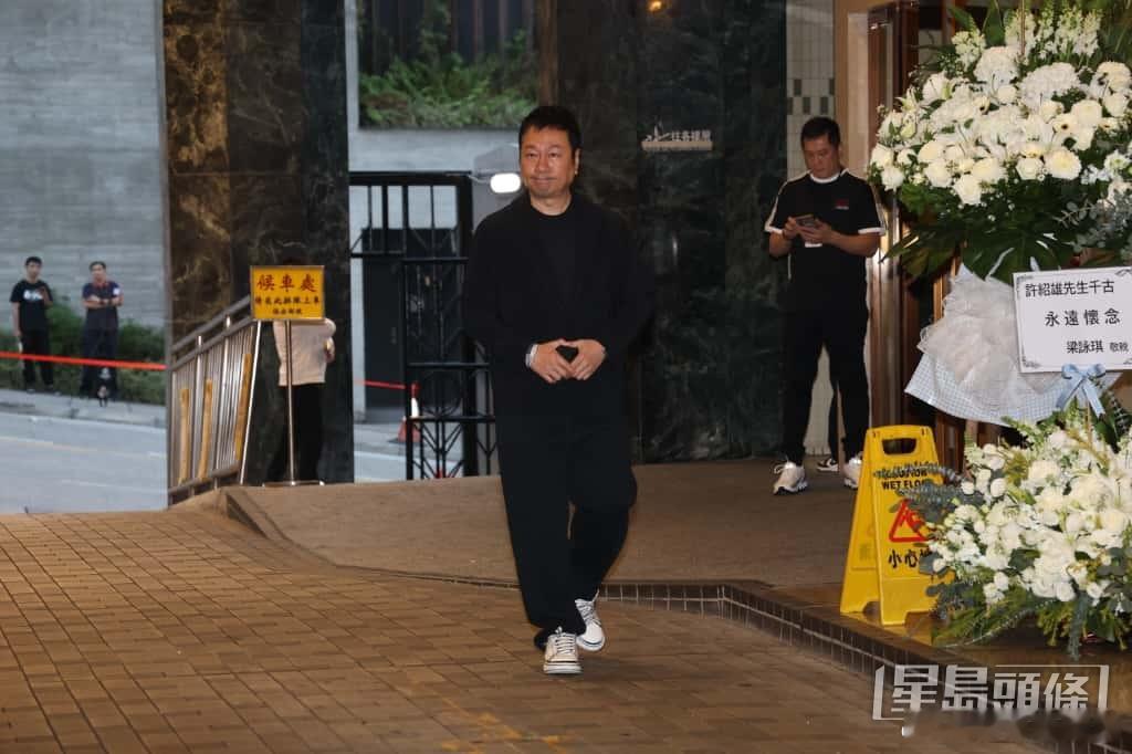 群星送別Benz雄忍痛說再見（4）許紹雄圈中好友陸續抵達，關禮傑到場時直入靈堂，