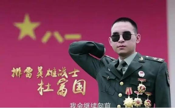 杜富国现在一个月领多少津贴，国家给了什么待遇？不夸张的说，多高待遇都是不够！
