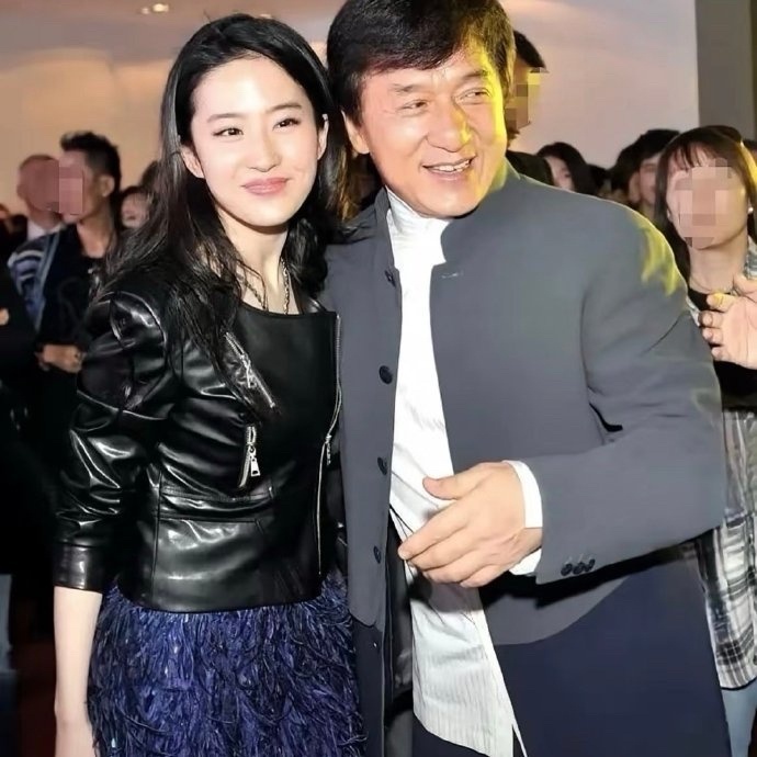 刘亦菲晒与成龙新合照刘亦菲ins晒出与成龙大哥的新合照啦！瞬间梦回《功夫之王》时